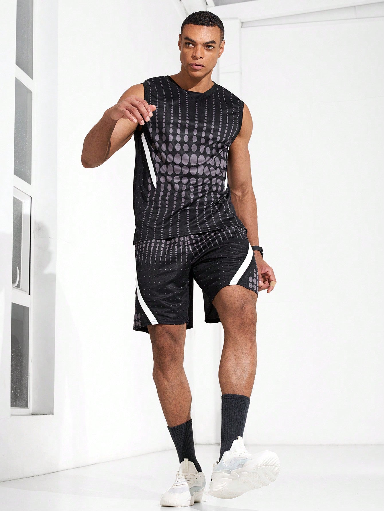 Boyfriend Style Men's Summer Geometric Printed Round Neck Vest And Shorts Casual Sports Set