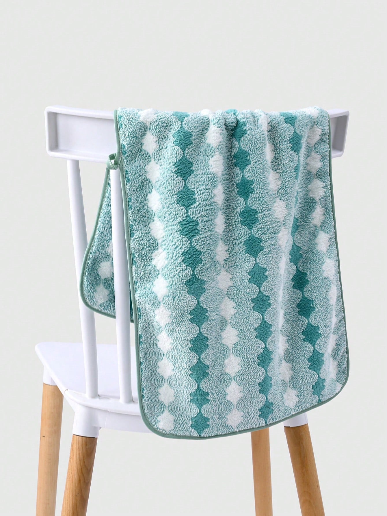 1pc Bath Towel, Various Colors, Simple Pattern, 70*140cm Polyester Fiber Bath/Hand Towel, Absorbent, Quick-Drying, Soft, Suitable For Men And Women, For Bathroom, Hotel, Gym, Travel, Party, Holiday Gift