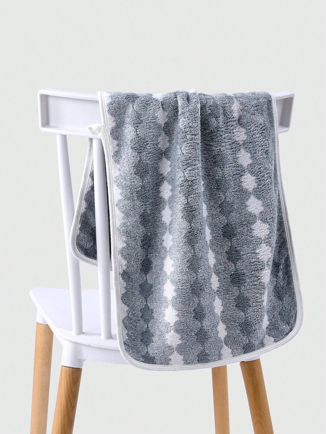1pc Bath Towel, Various Colors, Simple Pattern, 70*140cm Polyester Fiber Bath/Hand Towel, Absorbent, Quick-Drying, Soft, Suitable For Men And Women, For Bathroom, Hotel, Gym, Travel, Party, Holiday Gift