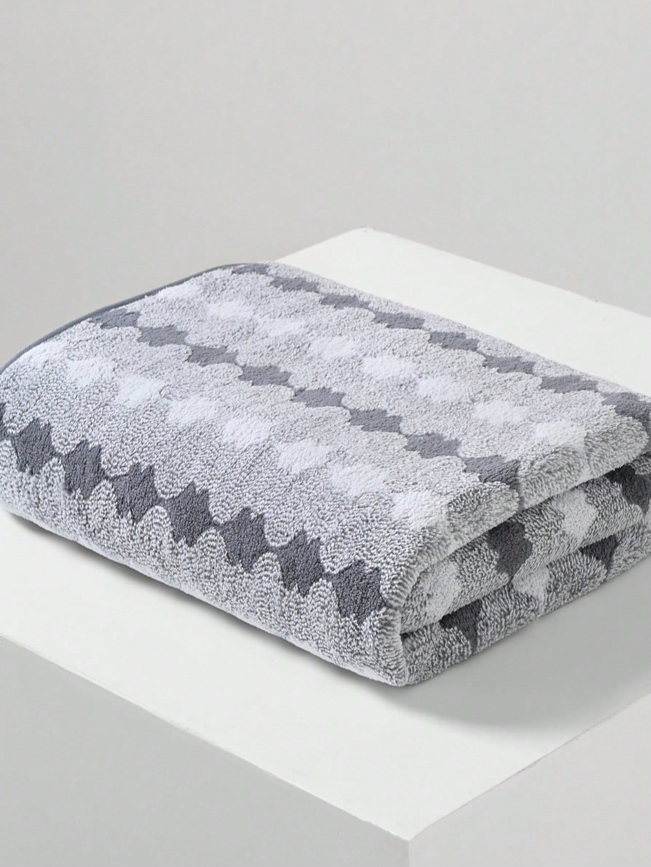 1pc Bath Towel, Various Colors, Simple Pattern, 70*140cm Polyester Fiber Bath/Hand Towel, Absorbent, Quick-Drying, Soft, Suitable For Men And Women, For Bathroom, Hotel, Gym, Travel, Party, Holiday Gift