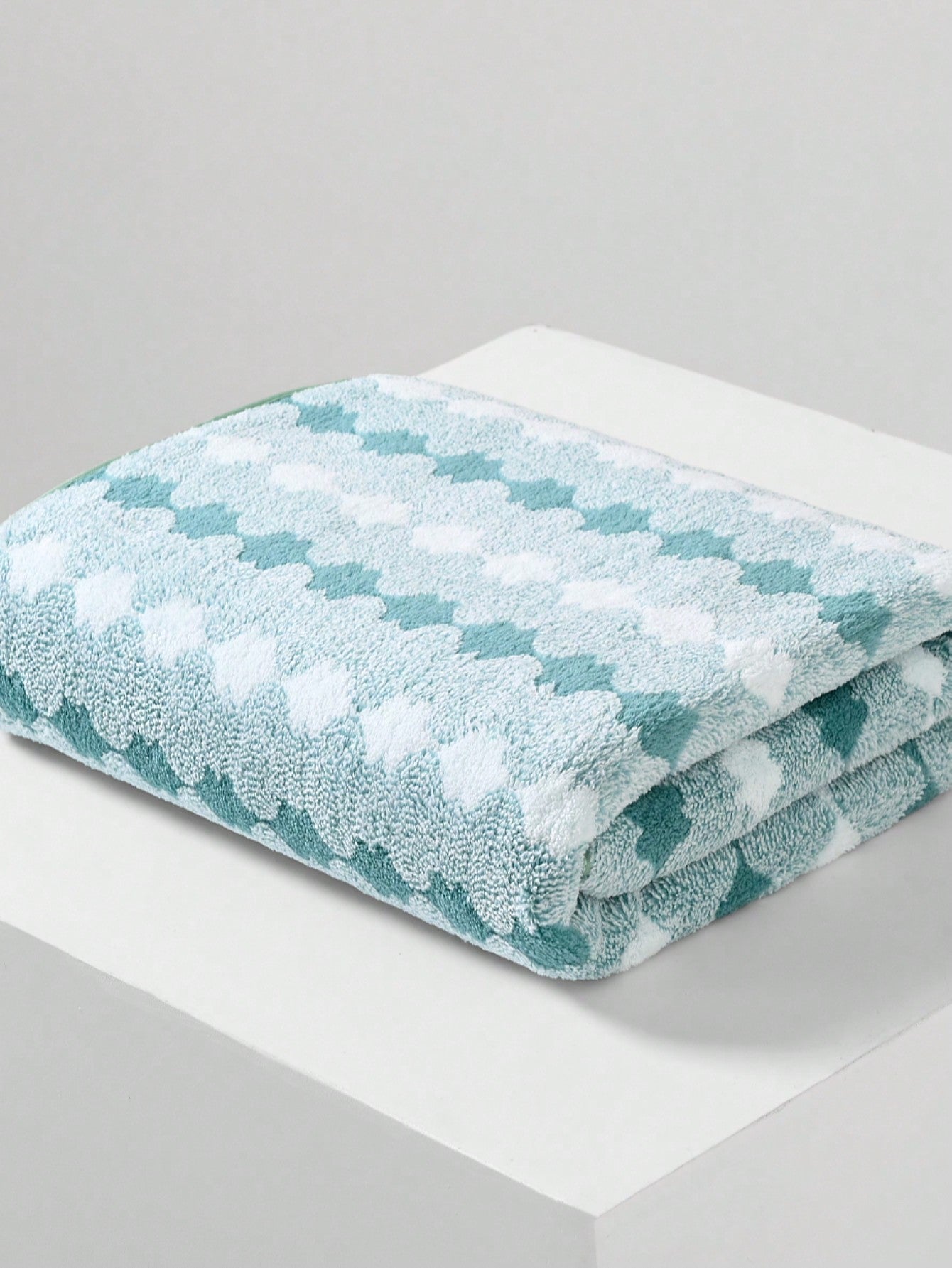1pc Bath Towel, Various Colors, Simple Pattern, 70*140cm Polyester Fiber Bath/Hand Towel, Absorbent, Quick-Drying, Soft, Suitable For Men And Women, For Bathroom, Hotel, Gym, Travel, Party, Holiday Gift