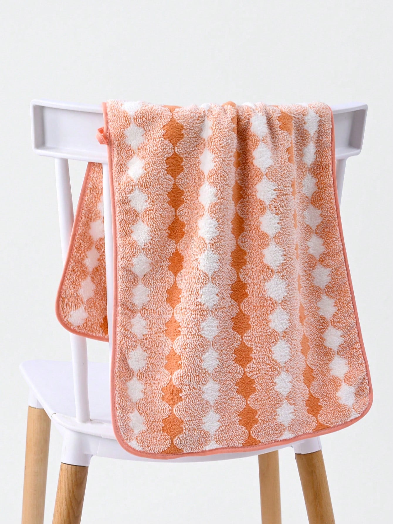 1pc Bath Towel, Various Colors, Simple Pattern, 70*140cm Polyester Fiber Bath/Hand Towel, Absorbent, Quick-Drying, Soft, Suitable For Men And Women, For Bathroom, Hotel, Gym, Travel, Party, Holiday Gift
