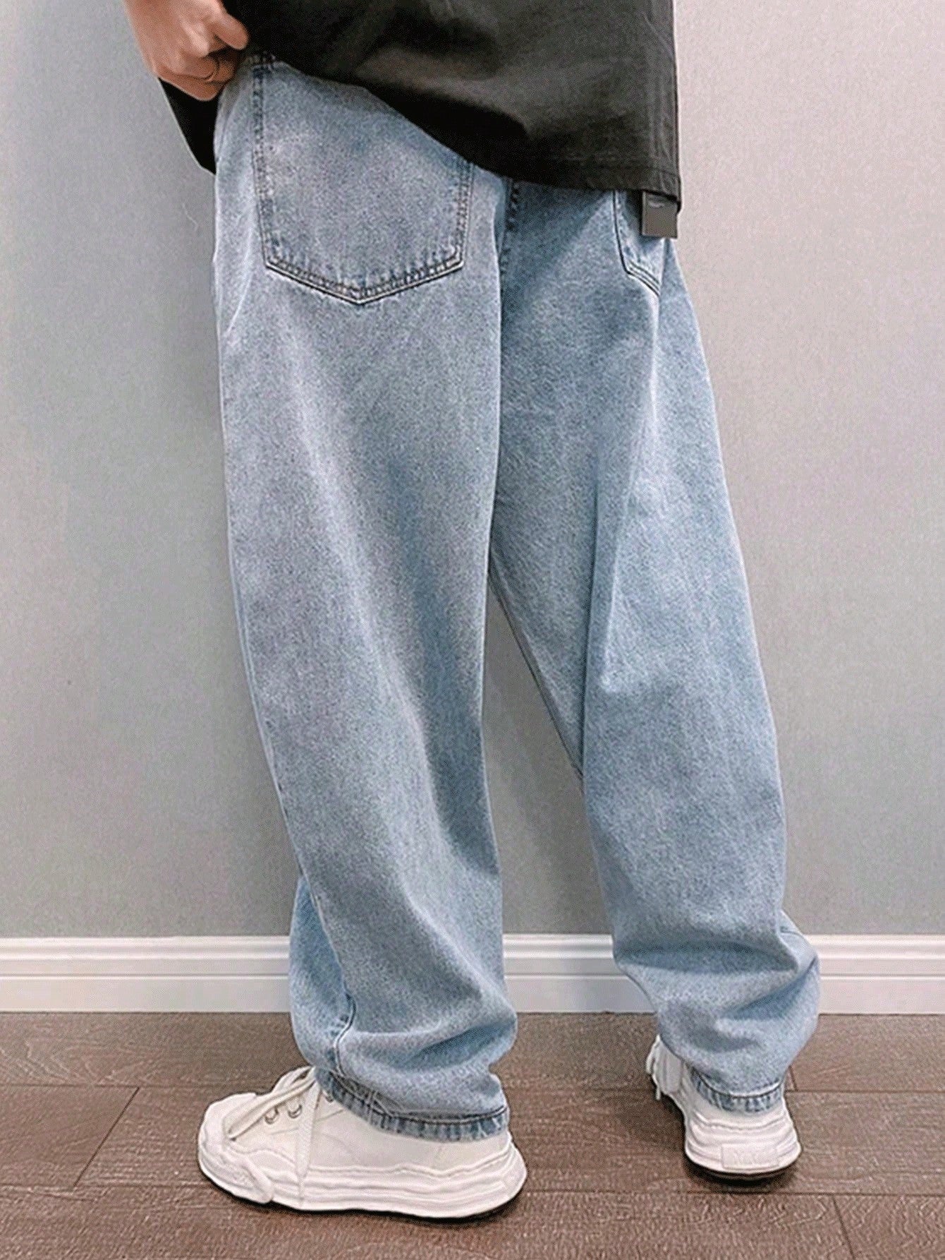 Manfinity Hypemode Loose Fit Men's Straight Leg Jeans With Slant Pockets Baggy Oversize Long Washed Skater Jean Cargo Plain Light Blue Going Out Y2K Friends