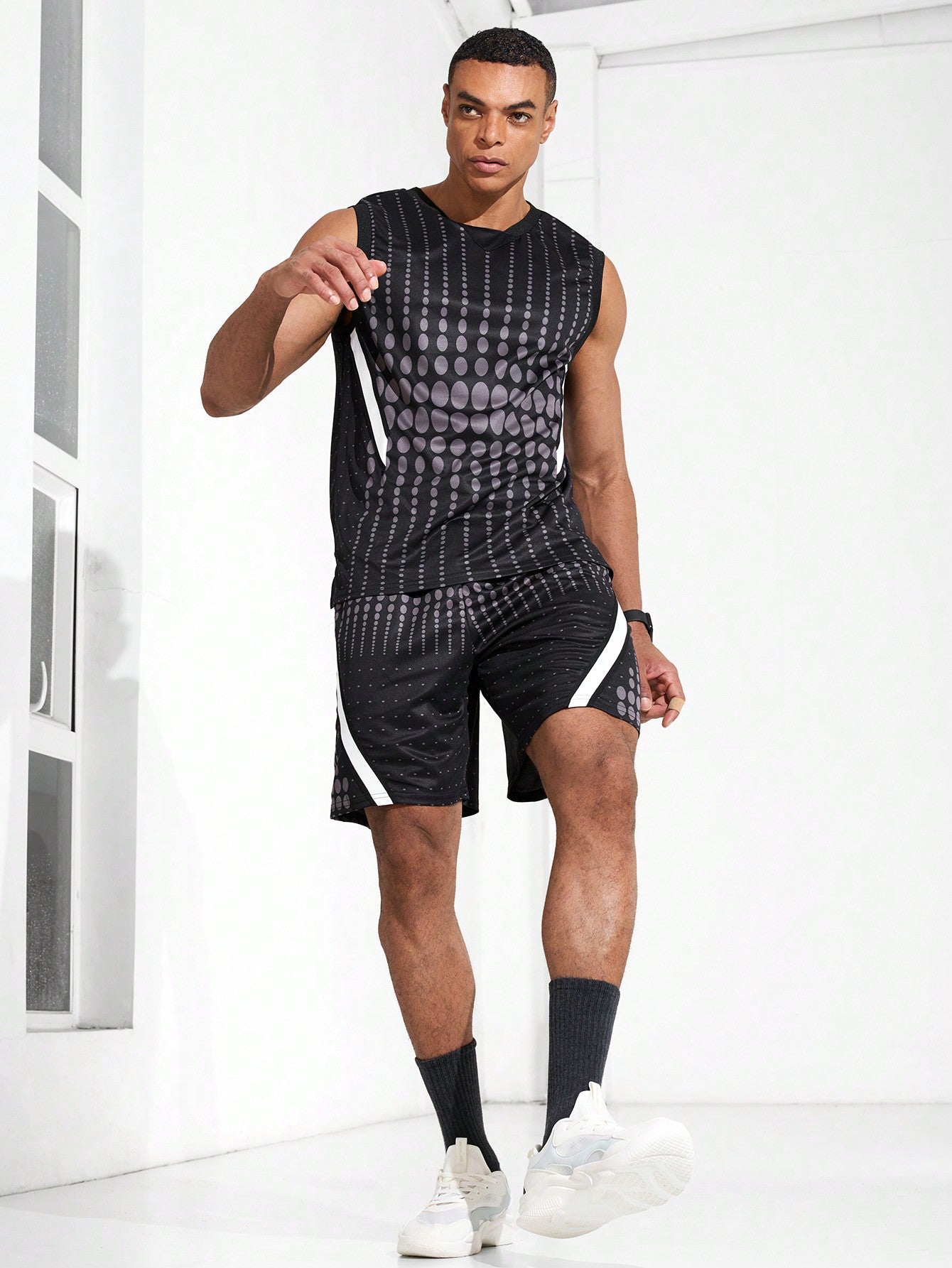 Boyfriend Style Men's Summer Geometric Printed Round Neck Vest And Shorts Casual Sports Set