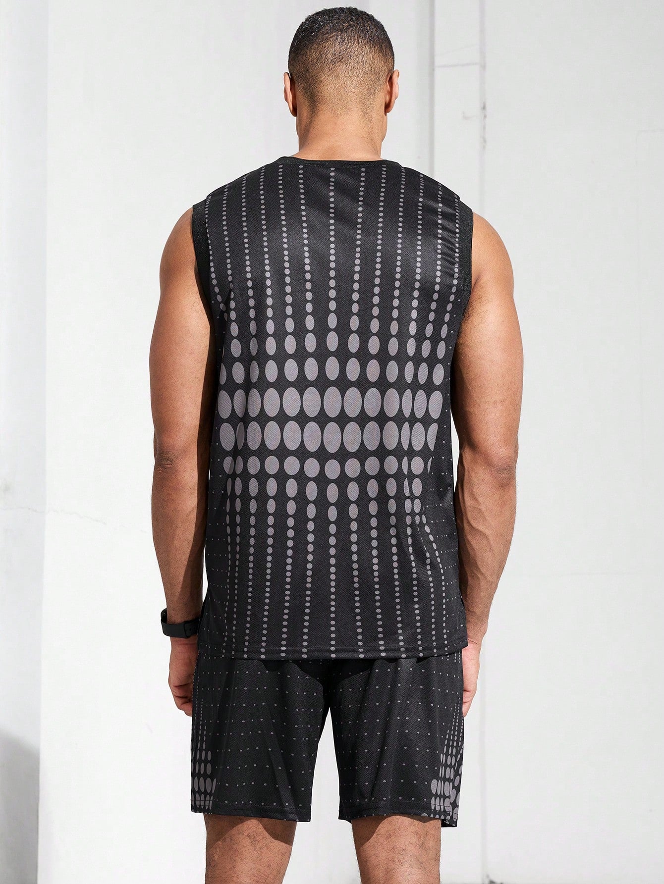 Boyfriend Style Men's Summer Geometric Printed Round Neck Vest And Shorts Casual Sports Set