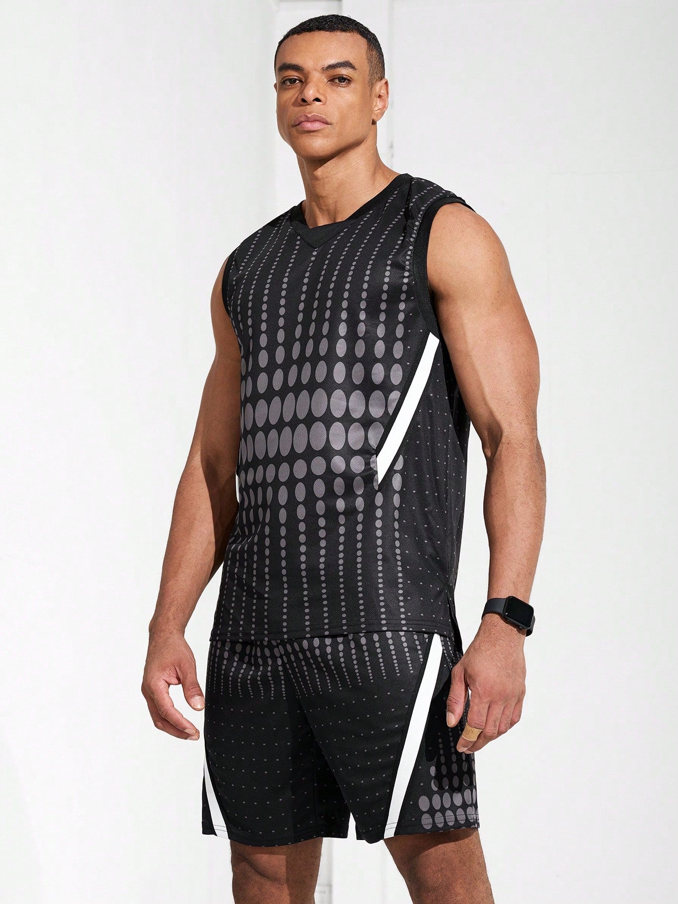 Boyfriend Style Men's Summer Geometric Printed Round Neck Vest And Shorts Casual Sports Set