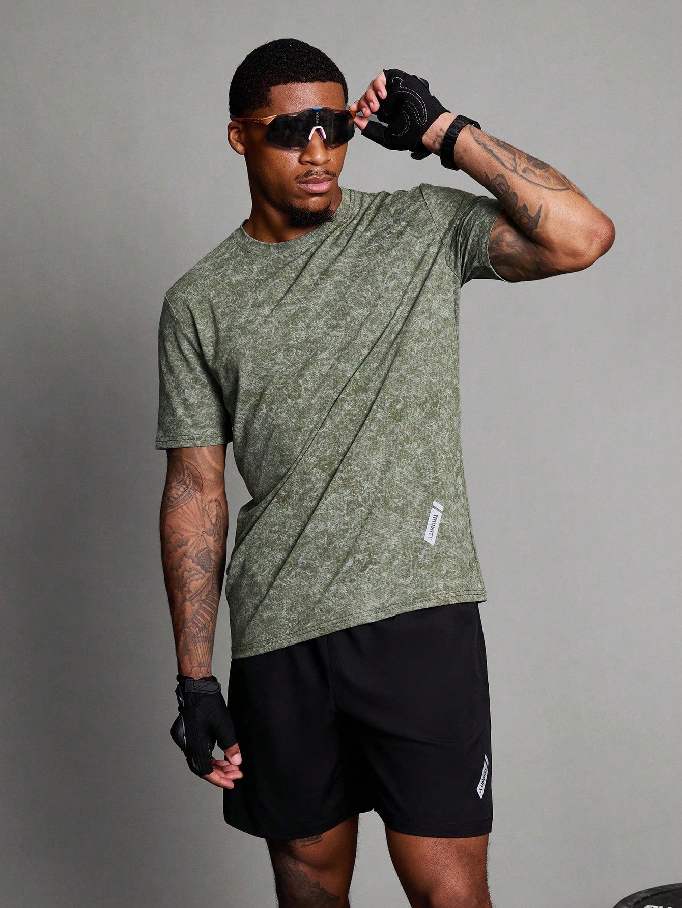 Manfinity Sport Polished Boyfriend Style Men's Sports Set, Crew Neck Short Sleeve Top And Outdoor Casual Comfortable Shorts