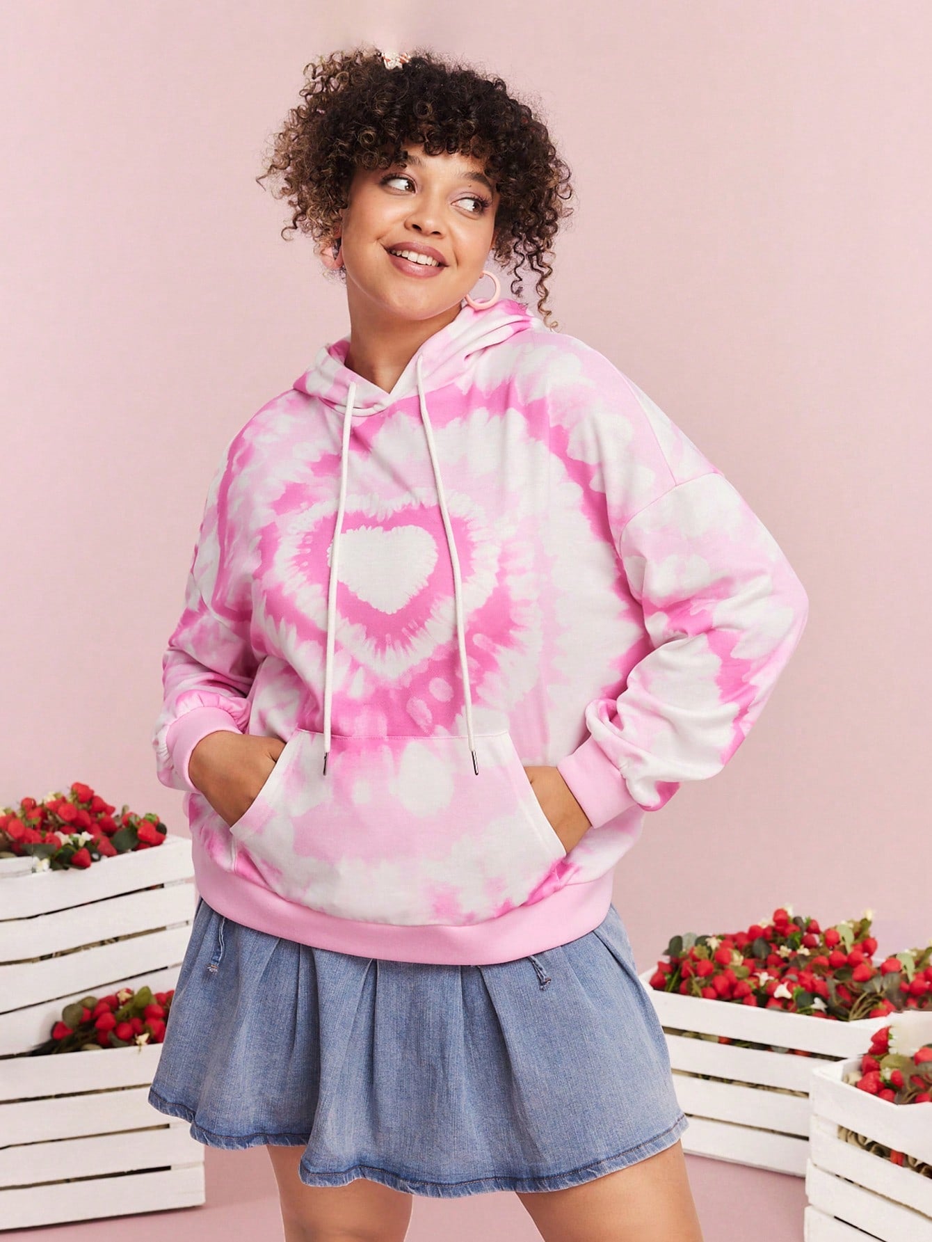 Strawberry Shortcake X SHEIN Plus Size Women Casual Cute Kangaroo Pocket Heart Tie Dye Print Drawstring Hoodie, Autumn