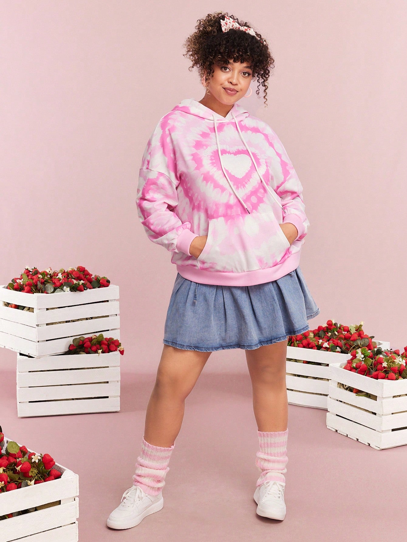 Strawberry Shortcake X SHEIN Plus Size Women Casual Cute Kangaroo Pocket Heart Tie Dye Print Drawstring Hoodie, Autumn