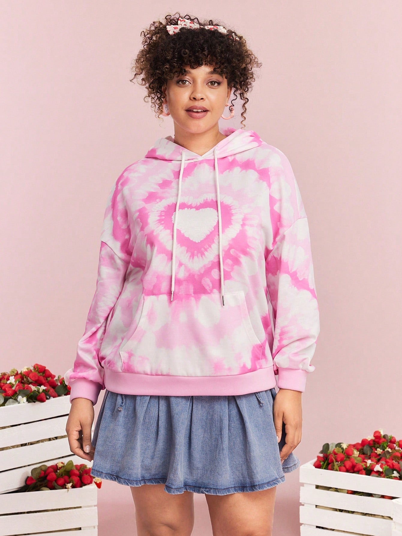 Strawberry Shortcake X SHEIN Plus Size Women Casual Cute Kangaroo Pocket Heart Tie Dye Print Drawstring Hoodie, Autumn